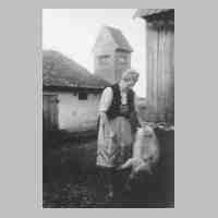 071-0054 Frau Anna Wegner ca. 1940 mit einem Schwein auf dem ihrem Hof.jpg